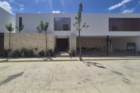  Casa en Venta en privada ubicada en xcanatun con 4 habitaciones y alberca